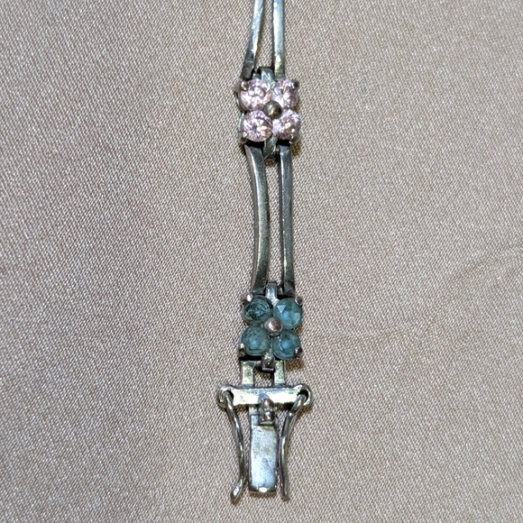 Elegant Silver Bracelet - Picture 4 of 5